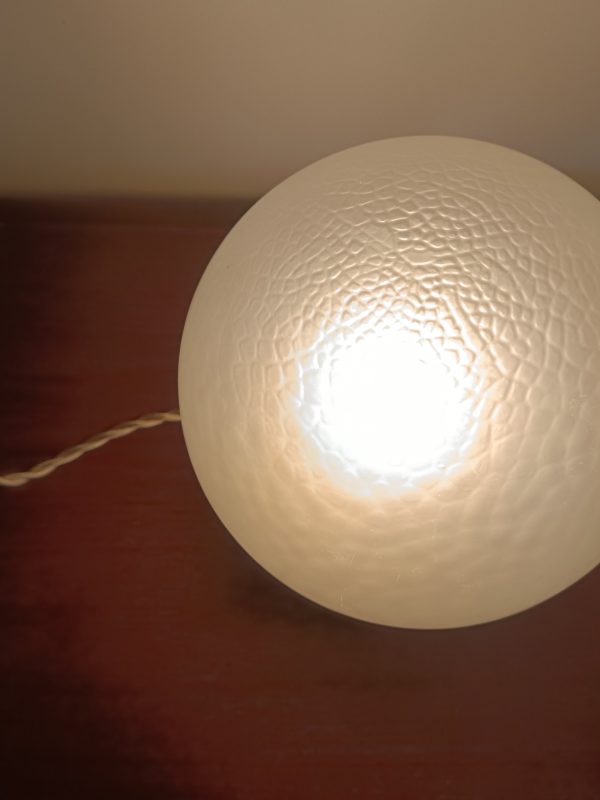 Lampe à poser globe vintage blanc gaufré – Image 5