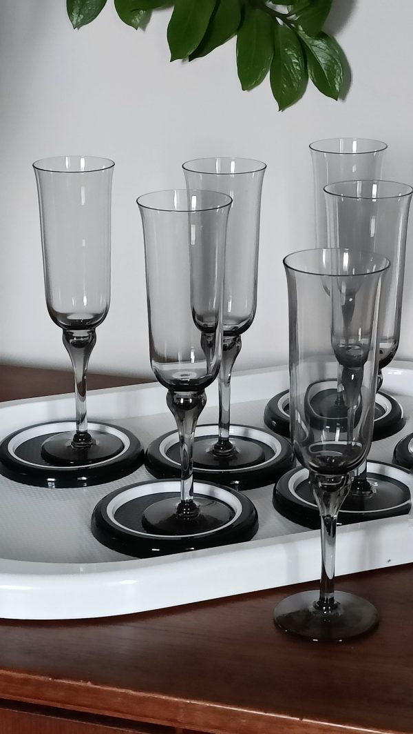 Série de 9 flûtes à champagne en verre fumé – Image 2